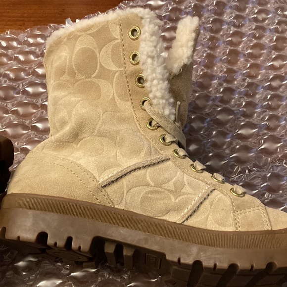 COACH WOMEN’S HALEN BEIGE SUEDE SNOW BOOTS. LIKE NEW. SIZE 7.5. SIGNATURE. NICE! - Picture 10 of 16
